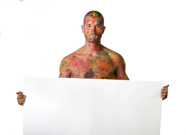 Jeune homme torse nu peau peint partout en tenant une pancarte blanche vierge — Photo