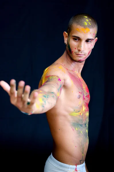 Vonzó fiatal férfi félmeztelen, bőr festett az egész világos színek — Stock Fotó