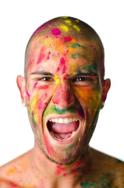 Hombre joven guapo gritando con toda la piel de la cara pintada con colores — Foto de Stock