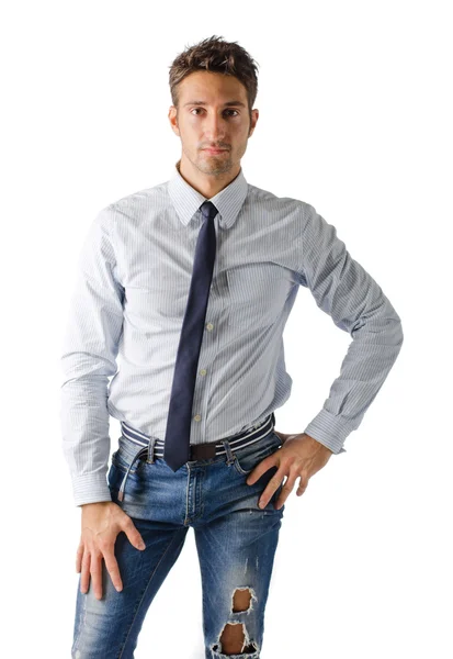 Alternativo giovane uomo d'affari che indossa camicia, cravatta e jeans strappati — Foto Stock