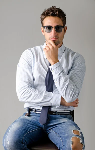 Handsome young man wearing shirt, necktie and ripped jeans — Stock Photo, Image