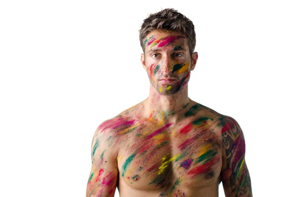 Atletisk ung man bar överkropp, hud målade med holi färger — Stockfoto