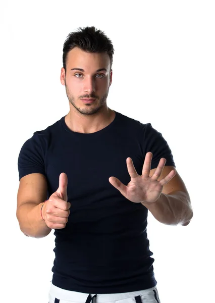 Pohledný mladý muž počítání do šesti prsty a ruce — Stock fotografie