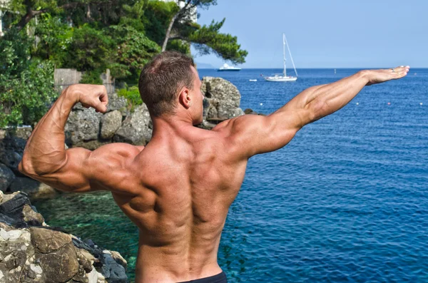 Muscular young bodybuilder outdoors — Stock Photo, Image