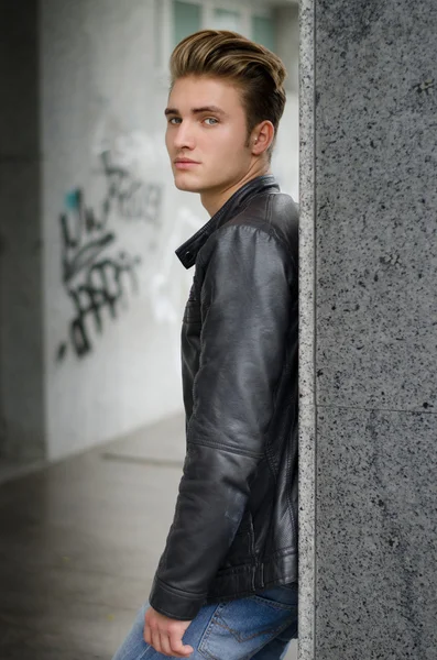 Atraktivní blond mladý muž v městském prostředí — Stock fotografie