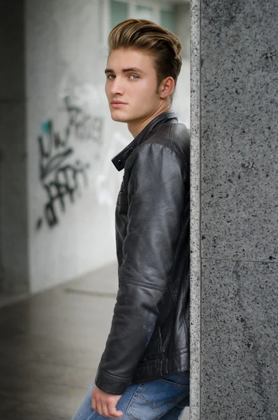 Jeune homme blond attrayant dans un environnement urbain — Photo