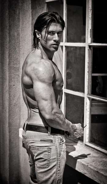 Muscoloso giovane bodybuilder senza maglietta all'aperto in jeans — Foto Stock
