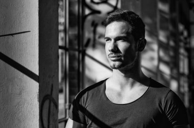 siyah beyaz iç windows yanındaki genç adam portresi