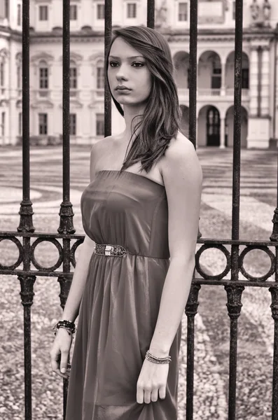屋外・ ロングドレスでエレガントな若い女性 — ストック写真