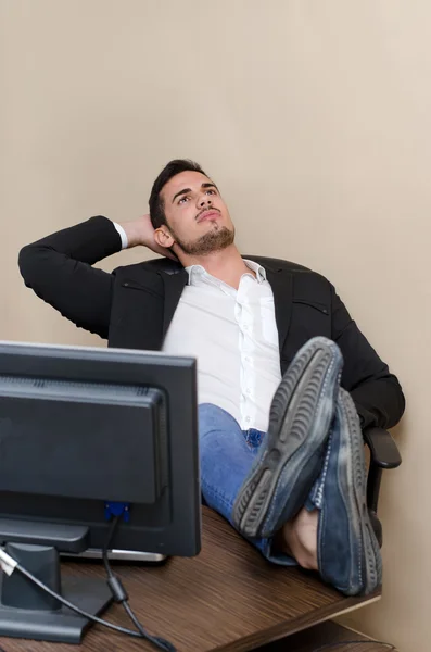 Employé de bureau paresseux de se reposer les pieds sur le Bureau — Photo