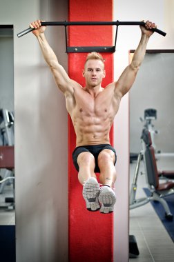 Spor aletlerinden sarkan genç adam.