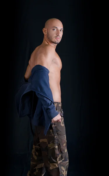 Лисий молодий чоловік, стоячи, знімаючи светри — стокове фото
