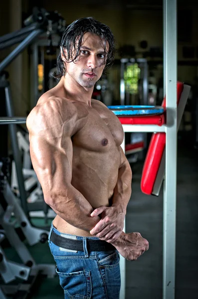 Guapo hombre musculoso sin camisa con pantalones vaqueros en gimnasio —  Fotos de Stock