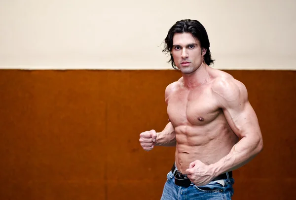 Atraente homem musculoso sem camisa dentro de casa — Fotografia de Stock