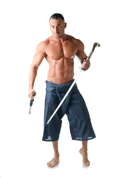 М'язистий без сорочки чоловік з традиційним мечем бойових мистецтв — стокове фото