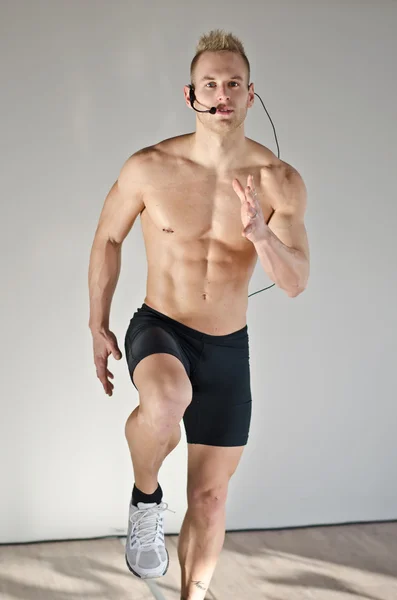 Young aerobics male coach shirtless teaching class — Stock Photo, Image