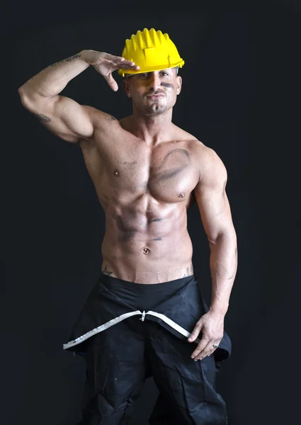 光着膀子肌肉建设工人穿着工作服和安全帽 — Stockfoto
