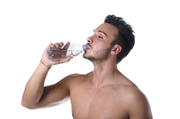 Hübscher junger Mann shirtless Trinkwasser aus Kunststoff-Flasche — Stockfoto