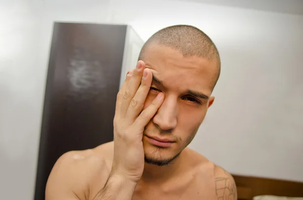 Jeune homme juste réveillé dans la chambre à coucher — Photo