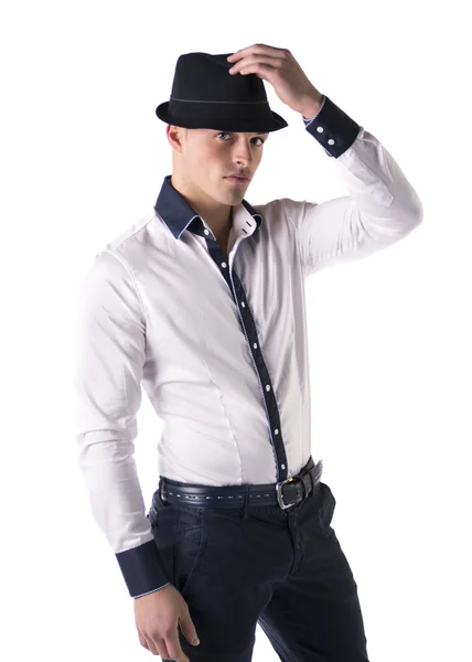 Aantrekkelijke jonge man met fedora en wit shirt — Stockfoto