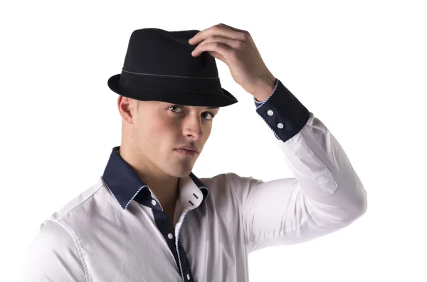 Attraktiver junger Mann mit Fedora und weißem Hemd — Stockfoto