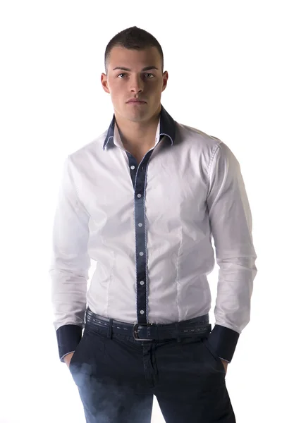 Jovem atraente com uma camisa branca, as mãos nos bolsos — Fotografia de Stock