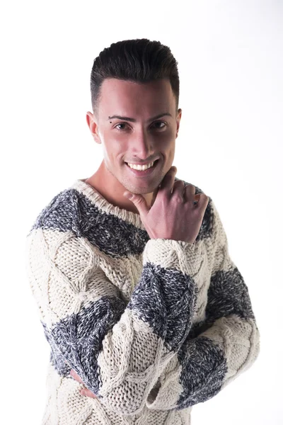 Gut aussehende junge Mann mit Winter-Pullover — Stockfoto