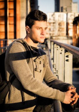 kentsel ortamda çekici bir genç adam