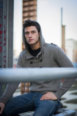 Endüstriyel ortamda yakışıklı genç