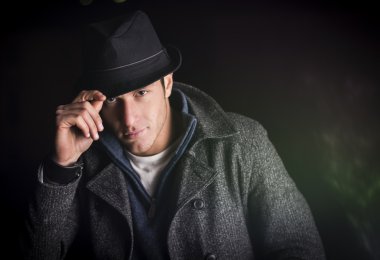 çekici bir genç adam, gece, kış ceket ve fedora şapka