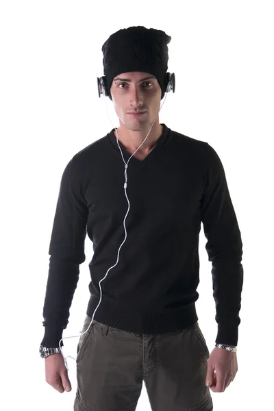 Attraktiv ung man med svart ull mössa och hörlurar — Stockfoto