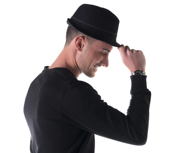 Profil bild av ung man ler, vidröra fedora hatt — Stockfoto