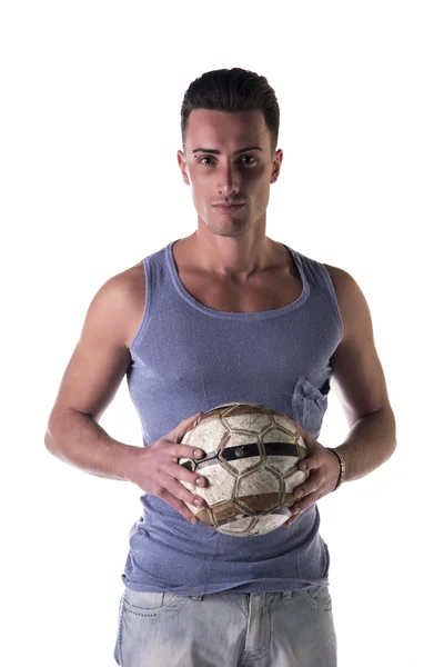 Красивий молодий чоловік у танцмайданчику тримає футбольний м'яч — стокове фото