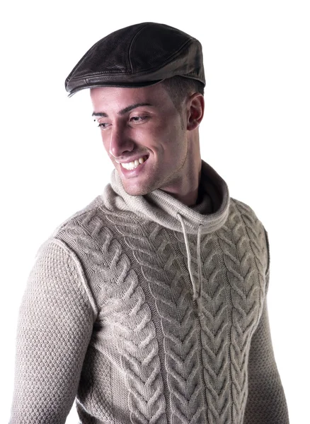 Beau jeune homme souriant, chapeau et pull en laine tricoté — Photo