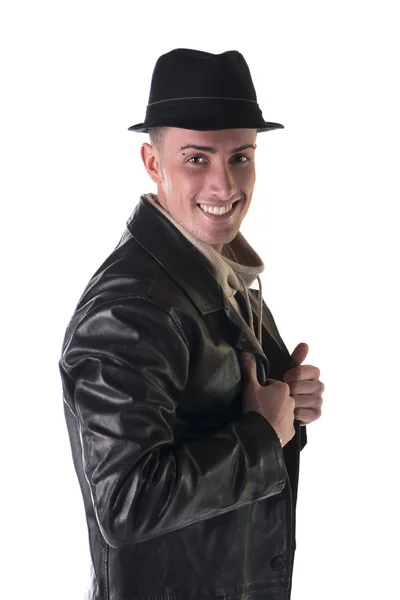 Jovem sorridente com casaco de couro e chapéu fedora — Fotografia de Stock