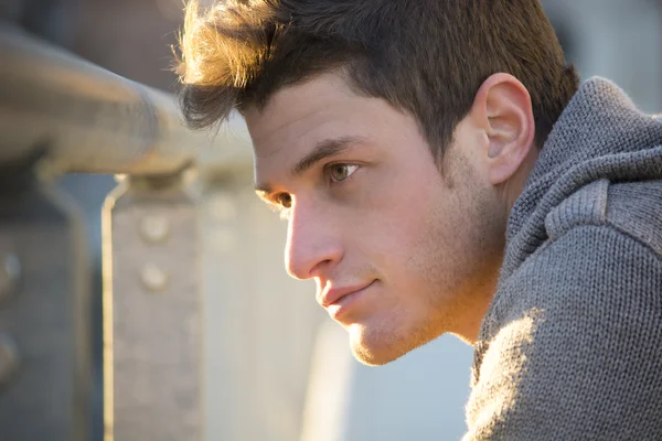 Headshot av attraktiv ung man vid solnedgången — Stockfoto