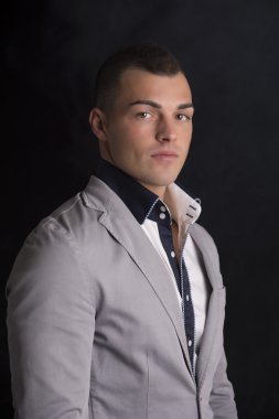 yakışıklı genç gömlek ve ceket ile portresi