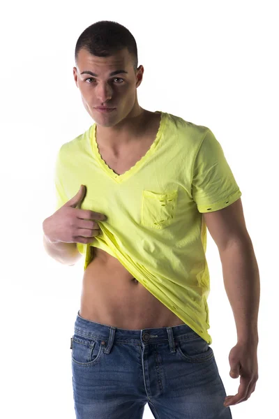 Jovem bonito, levantando a camiseta para mostrar a barriga magra — Fotografia de Stock