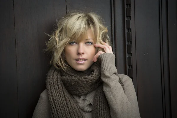 Aantrekkelijke blonde jonge vrouw buiten, kijken naar camera — Stockfoto