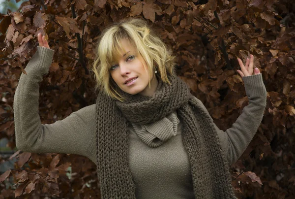 Aantrekkelijke blonde jonge vrouw tegen Herfstbladeren — Stockfoto