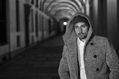 İtalyan şehrinde geceleri manastır altındaki yakışıklı genç adam.