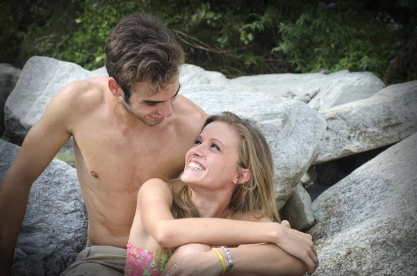 Pareja joven romántico en natación traje riendo — Foto de Stock