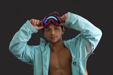 Dostu çekici kayakçı veya açık ceket ile snowboarder 