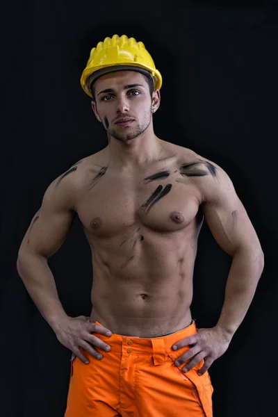 Construção muscular de jovem trabalhador sem camisa usando capacete de segurança — Fotografia de Stock