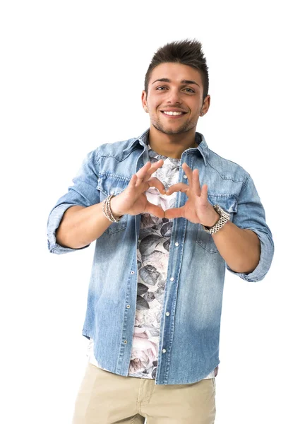 Pohledný mladý muž dělat srdce znamení s rukama a prsty — Stock fotografie