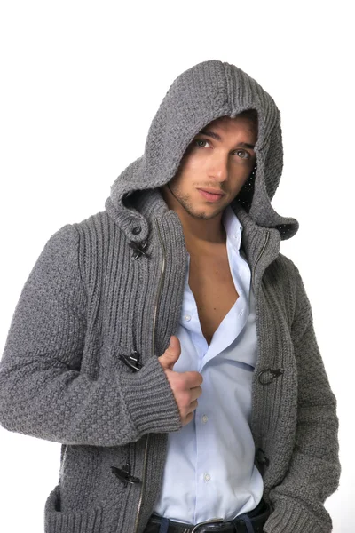 Beau jeune homme portant pull à capuche d'hiver — Photo