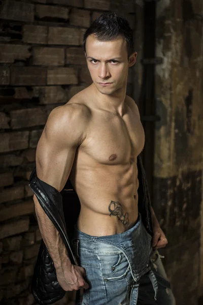 Muskuläre shirtless junger Mann mit Jeans, drinnen. — Stockfoto