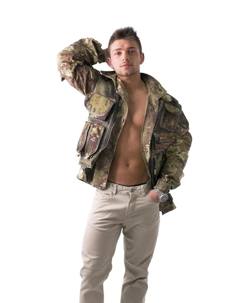 Gespierde jongeman met militaire jas op naakte romp — Stockfoto