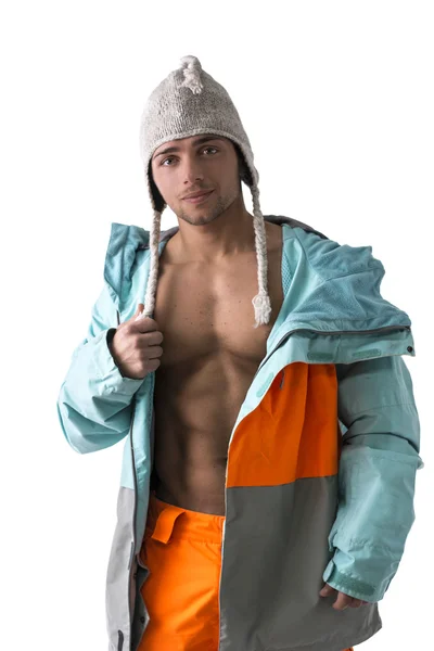 Atractivo joven macho esquiador o snowboarder con capa abierta — Foto de Stock