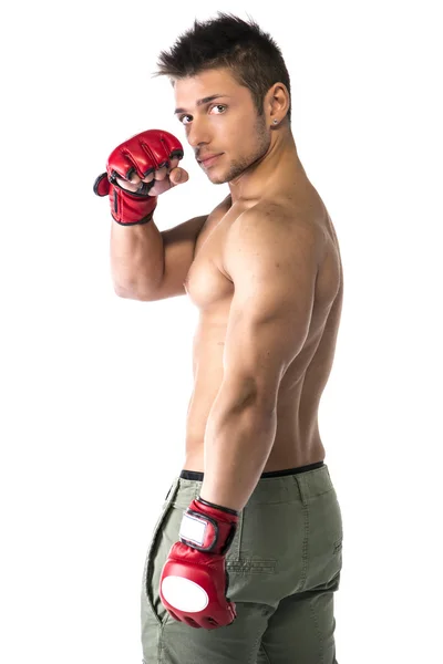 Muscoloso torso nudo giovane con guanti arti marziali miste (mma) — Foto Stock